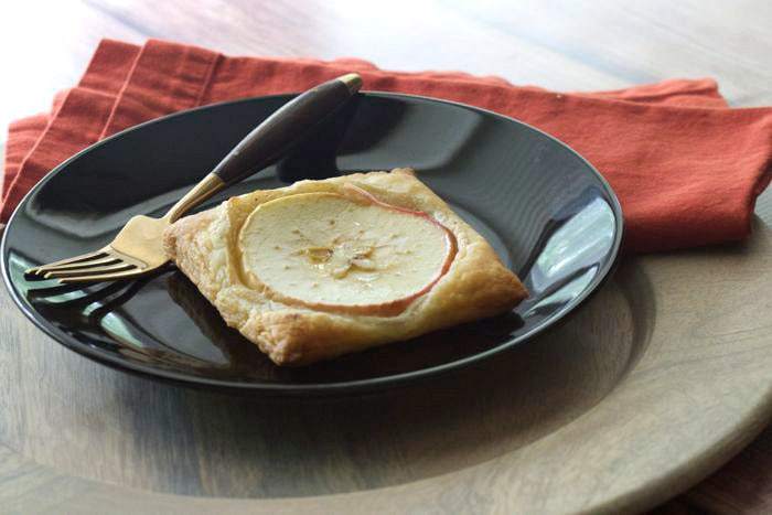 Apple tartlets are a sweet autumn treat that are made with fresh mascarpone cheese. Apple tartlets are a sweet autumn treat that are made with fresh mascarpone cheese.