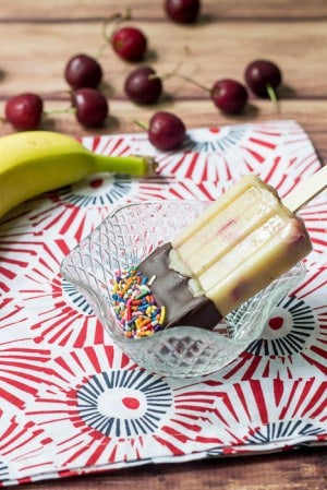 Split Popsicles Banana Popsicles with Strawberries and Pineapple - stetted