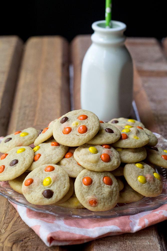 Mini Reese's Cookie Bites - Love mini cookies? These mini Reese's cookie bites are perfectly poppable for your next TV binge.