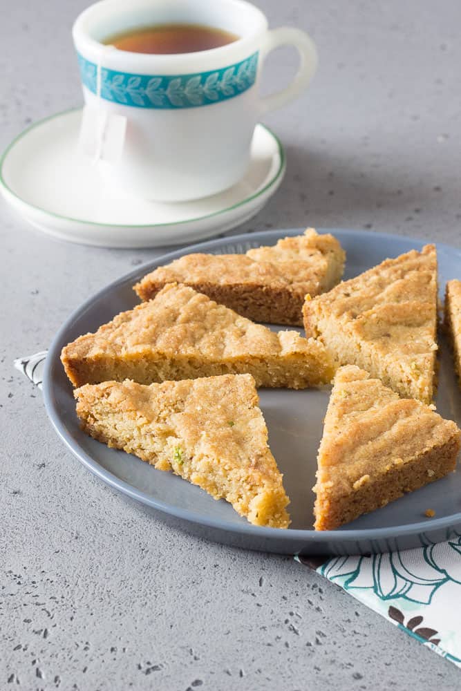 Pistachio shortbread with tea