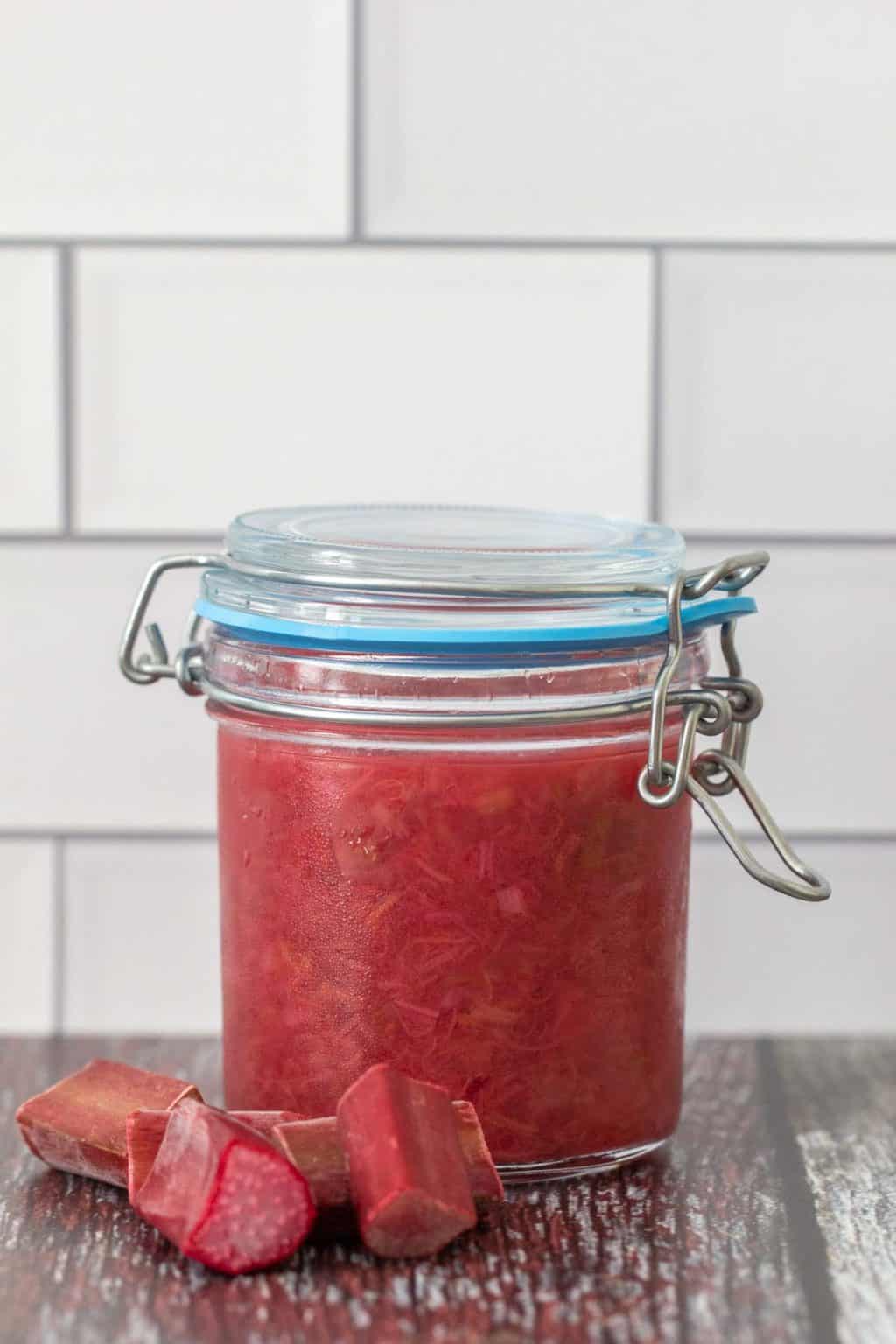 Quick & Easy Rhubarb Sauce stetted