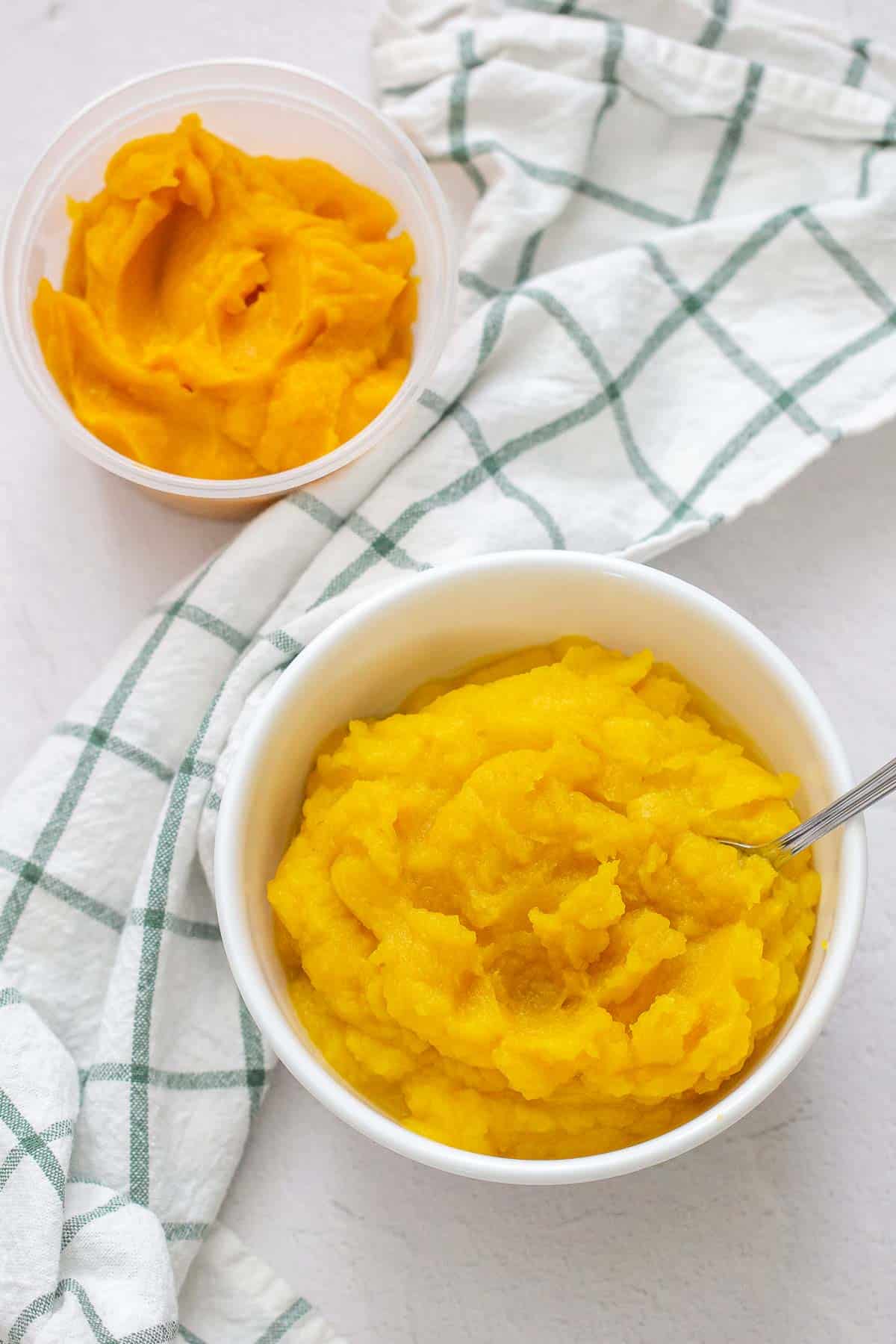 bowls of pumpkin puree and butternut squash puree