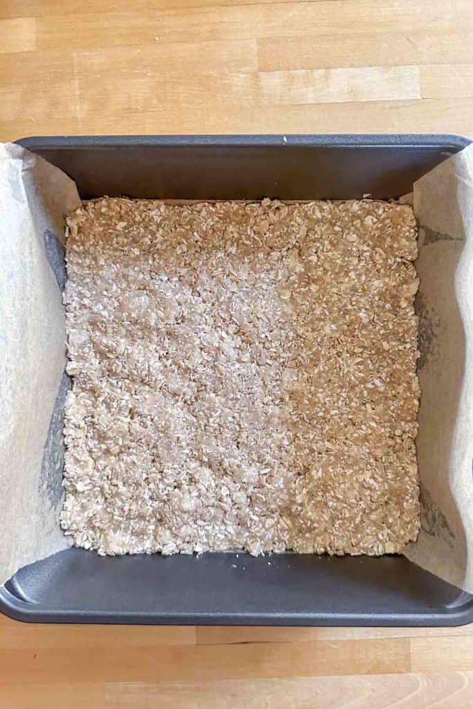A baking pan filled with oat crust.