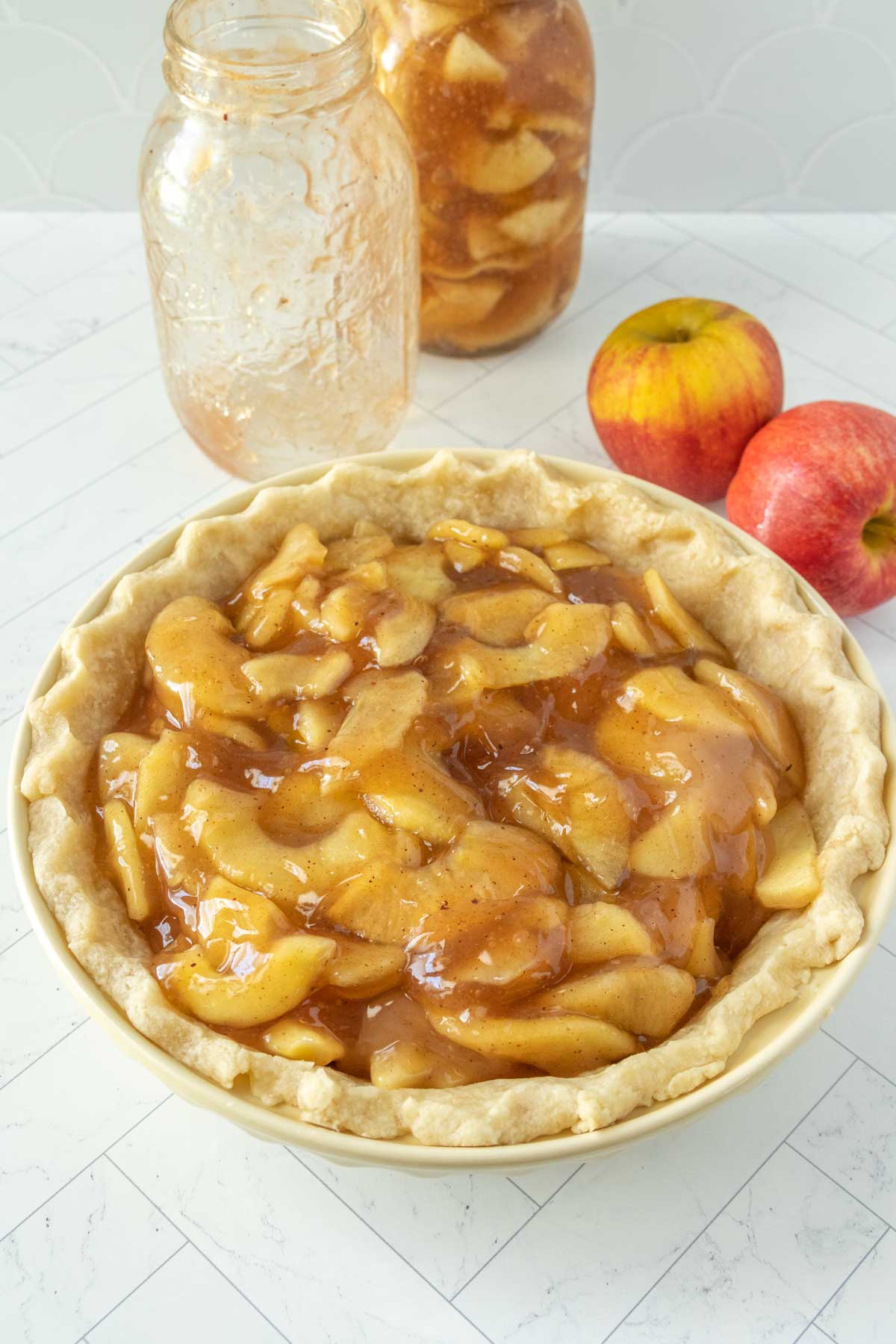 A pie with apples.