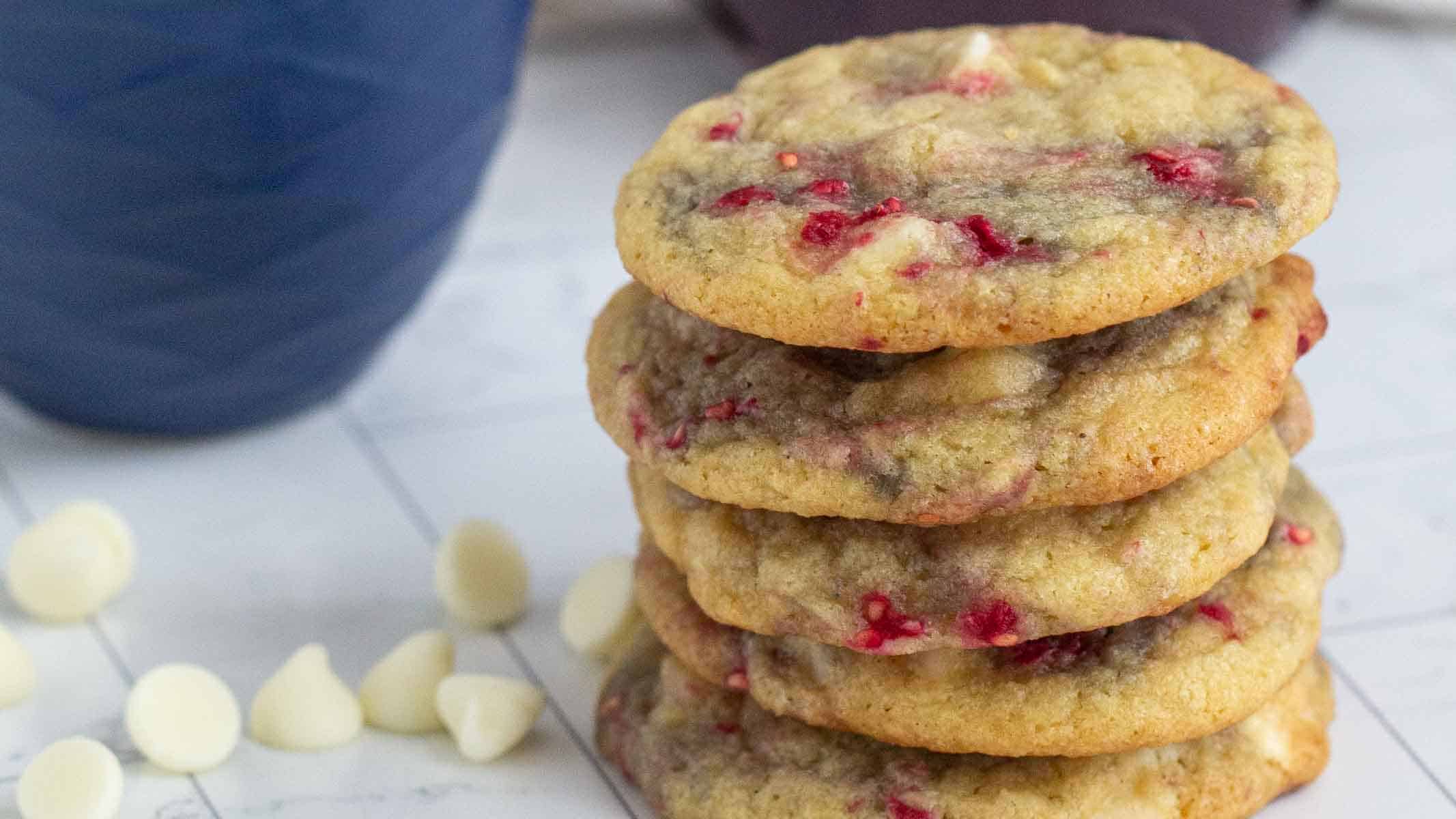 Sweet cookies with raspberry bits and white chocolate.